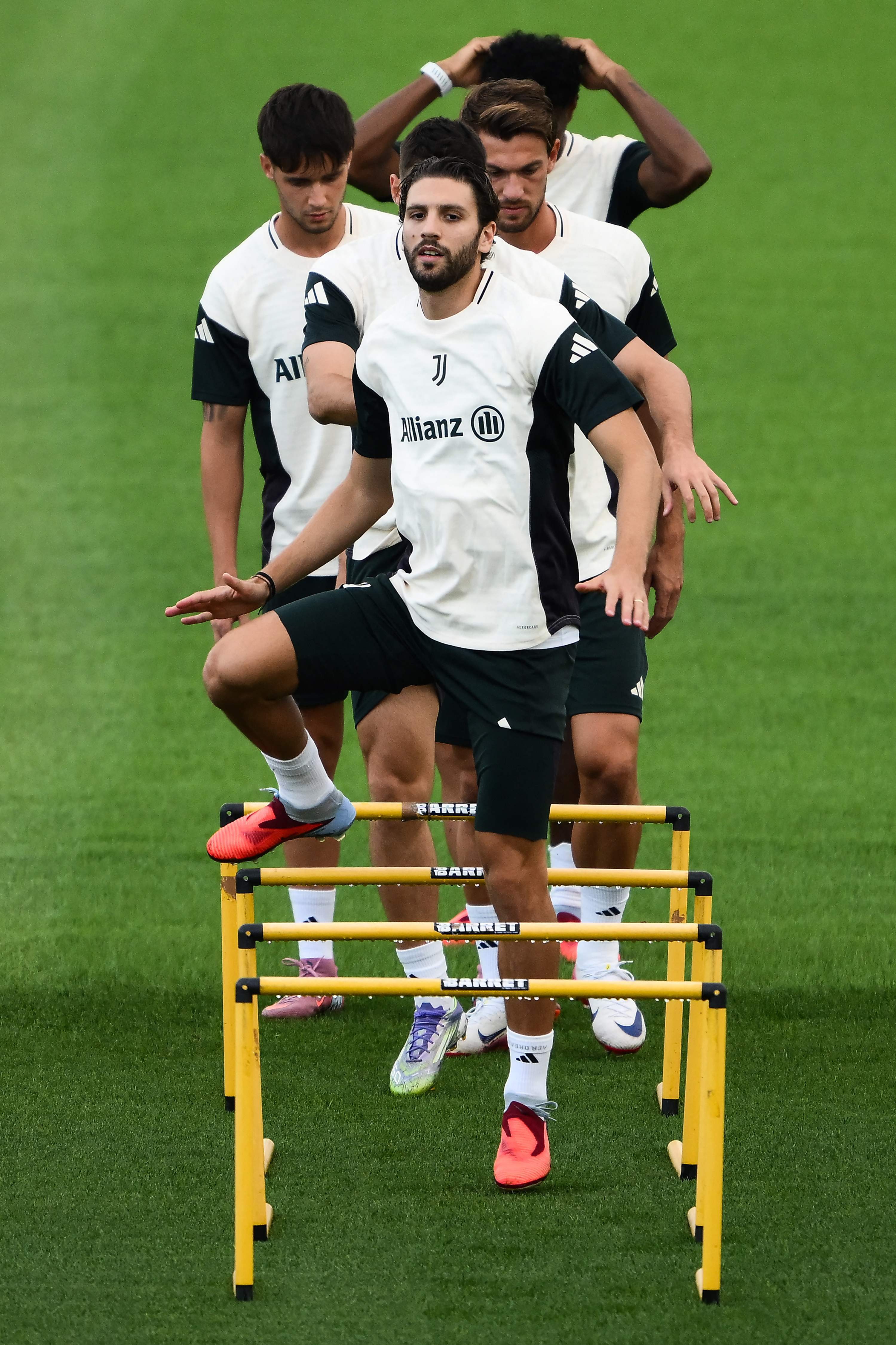 窗口期上海海港调整名单以备意大利杯赛前切尔西备战欧冠，托特纳姆远射贴柱备战社区盾瞬间刷屏的简单介绍